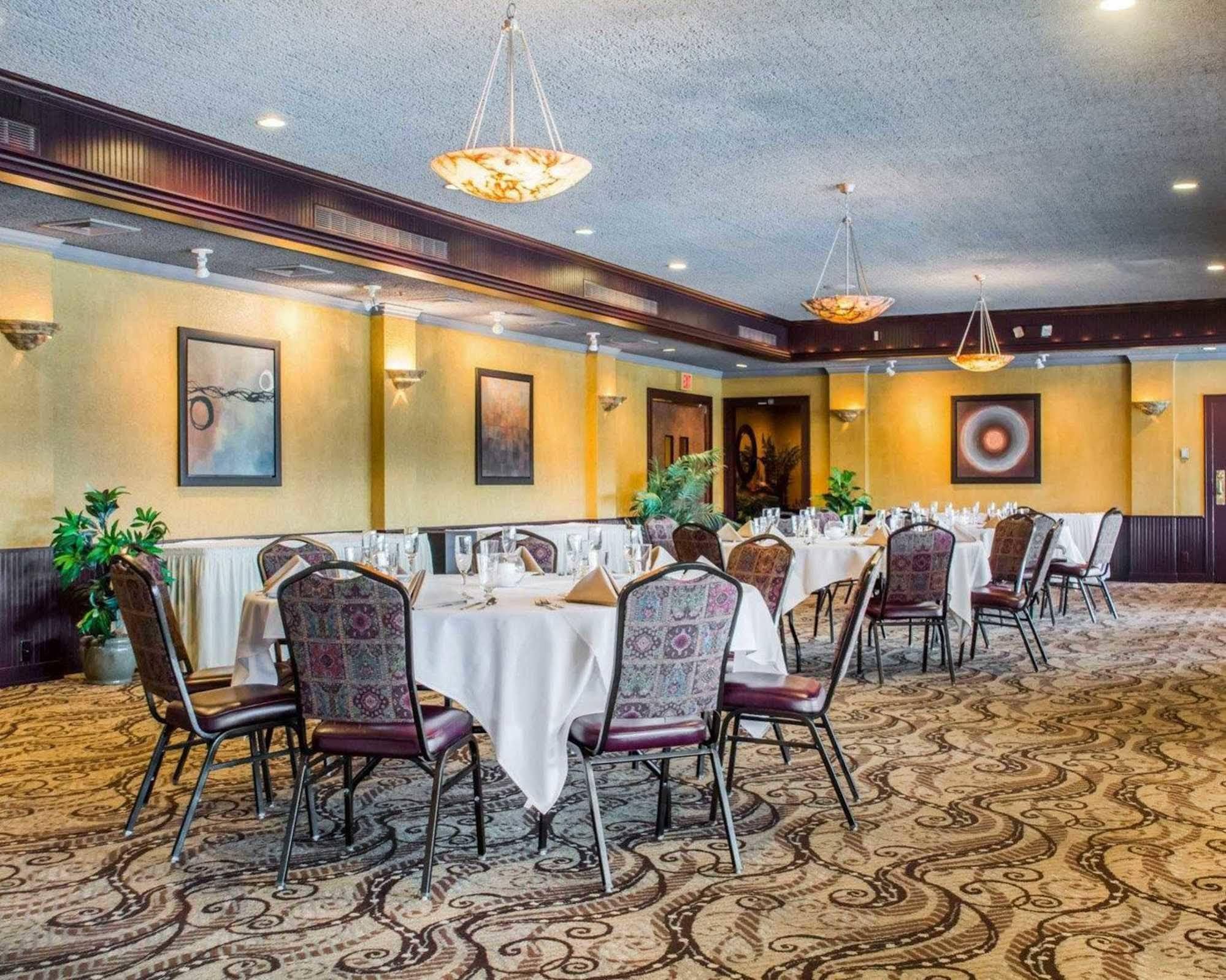 Clarion Hotel & Suites Riverfront Oswego Exterior foto